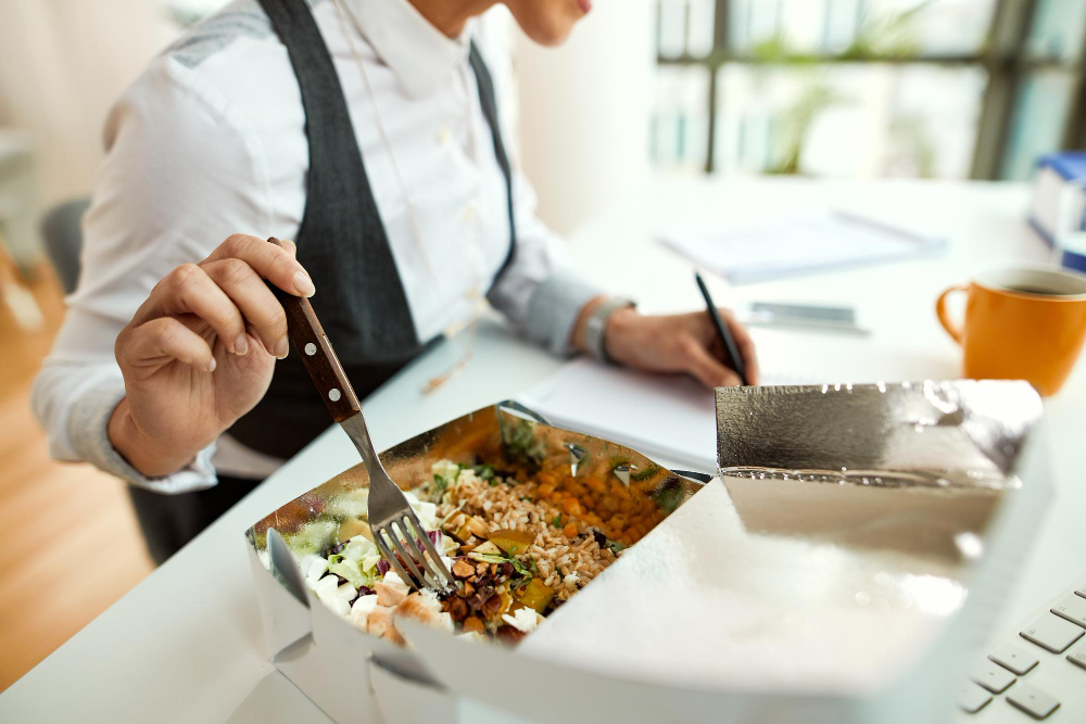 closeup-businesswoman-having-healthy-meal-while-working-office